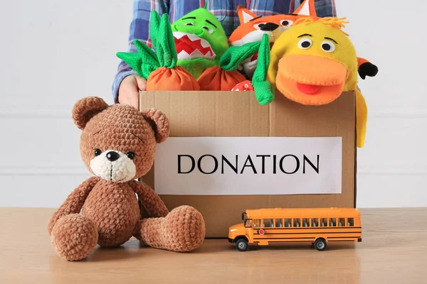 Menino Segurando Caixa Doação Com Brinquedos Contra Fundo Branco Close — Fotografia de Stock