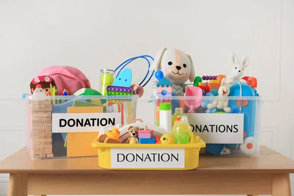 Caixas Doação Com Brinquedos Infantis Diferentes Mesa Madeira — Fotografia de Stock