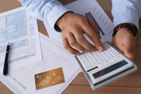 Skatt Revisor Med Miniräknare Arbetar Vid Träbord Närbild — Stockfoto