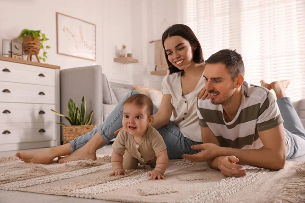 Boldog Szülők Nézik Ahogy Aranyos Kisbabájuk Otthon Mászik Padlón — Stock Fotó