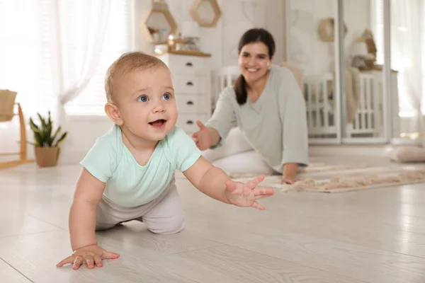 Feliz Joven Madre Viendo Lindo Bebé Gatear Suelo Casa — Foto de Stock