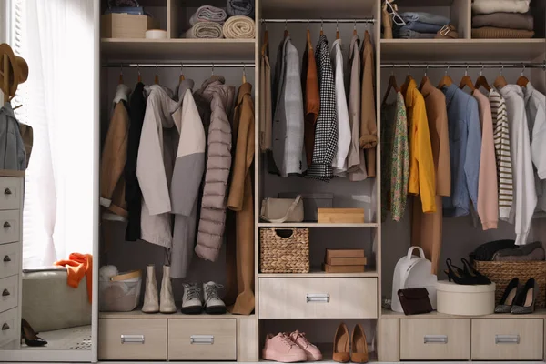 Kleiderschrank Mit Verschiedenen Stylischen Kleidungsstücken Schuhen Und Hausrat Zimmer — Stockfoto