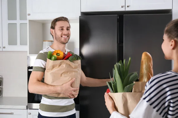 Mutfaktaki Buzdolabının Yanında Yeni Ürünleri Olan Çift — Stok fotoğraf