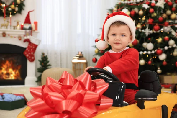 Schattig Jongetje Rijden Speelgoed Auto Kamer Ingericht Voor Kerstmis — Stockfoto