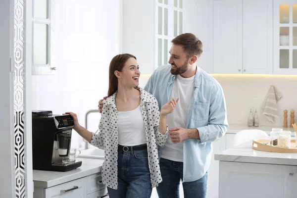 Happy Couple Preparing Fresh Aromatic Coffee Modern Machine Kitchen — Stock Photo, Image