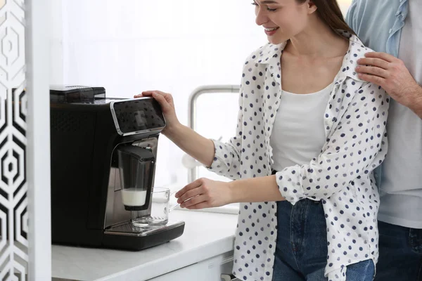 Mutlu Çift Mutfakta Modern Makineyle Taze Aromatik Kahve Hazırlıyor Yakın — Stok fotoğraf