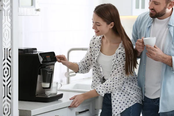 Mutlu Çift Mutfakta Modern Makineyle Taze Aromatik Kahve Hazırlıyor — Stok fotoğraf