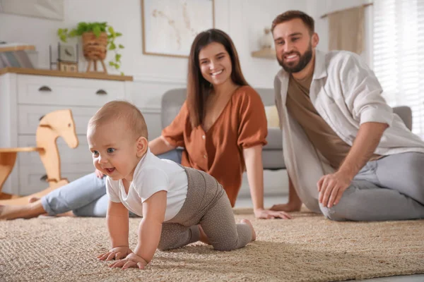 Des Parents Heureux Regardant Leur Bébé Ramper Sur Sol Maison — Photo