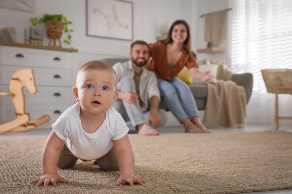 Happy Parents Watching Baby Crawl Floor Home — Stock Photo, Image