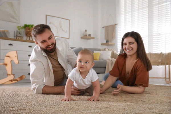 Boldog Szülők Nézik Ahogy Babájuk Otthon Mászik Padlón — Stock Fotó