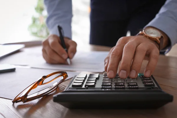Contador Fiscal Con Calculadora Trabajando Mesa Oficina Primer Plano — Foto de Stock