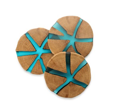 Beyaz arka planda ahşap bardak altlıkları, üst manzara.