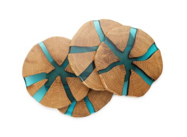 Beyaz arka planda ahşap bardak altlıkları, üst manzara.