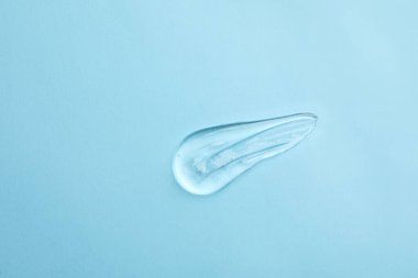 Açık mavi arkaplanda şeffaf merhem lekesi, üst görünüm