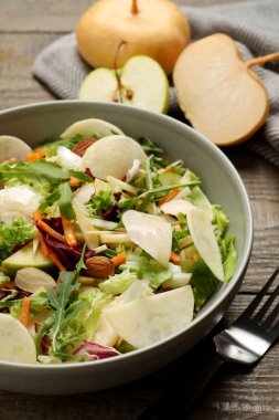 Ahşap masada servis edilen enfes şalgam salatası.