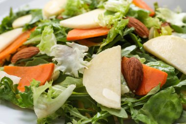 Sebzeli ve bademli enfes şalgam salatası, yakın plan.