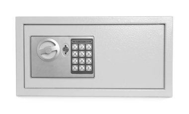 Beyaz arka planda elektronik kilidi olan çelik kasa