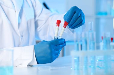 Laboratuvarda numunelerle çalışan bir bilim adamı, yakın plan. Tıbbi araştırma