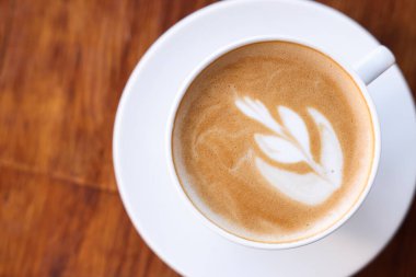 Ahşap masa, üstten görünüm üzerinde köpük ile aromatik kahve