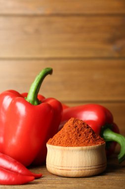 Paprika tozu ve ahşap masada taze biber. Metin için boşluk