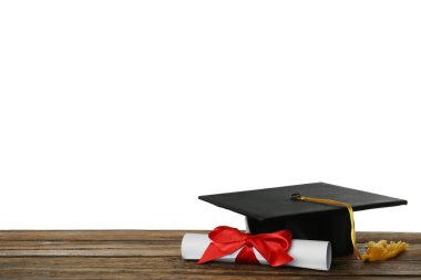 Mezuniyet şapkası ve diploması ahşap masa üzerinde beyaz arka plan, metin için boşluk