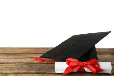 Mezuniyet şapkası ve diploması ahşap masa üzerinde beyaz arka plan, metin için boşluk