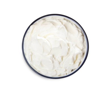 Bir kase leziz krem peynir, beyaza izole edilmiş, üst manzara.