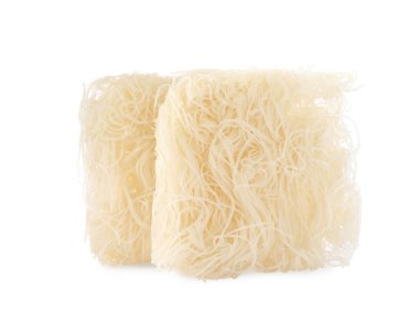 Beyaz üzerine izole edilmiş kurutulmuş pirinç eriştesi. Doğu Asya mutfağı