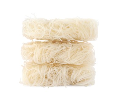 Beyaz üzerine izole edilmiş kurutulmuş pirinç eriştesi. Doğu Asya mutfağı