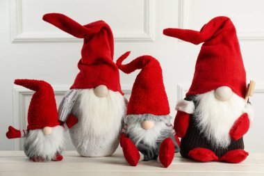 Beyaz ahşap masada bir sürü sevimli noel cücesi