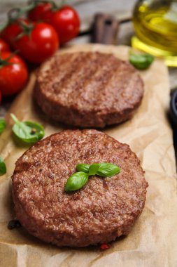 Masada fesleğenli ızgara hamburger köfteleri, yakın plan.