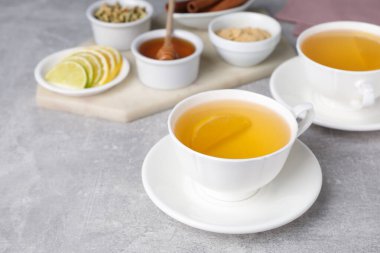 Dokunulmazlık arttırıcı içecek açık gri mermer masada.