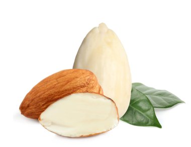 Lezzetli bademler ve beyaz arka planda taze yeşil yapraklar