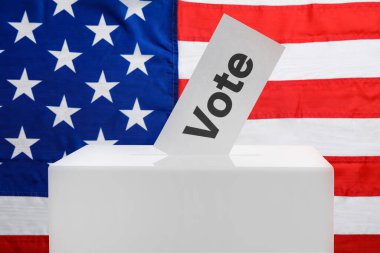 ABD 'de seçim. Oy sandığı ve arka planda Amerikan bayrağı