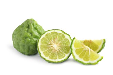 Beyaz arka planda taze olgun bergamot meyveleri