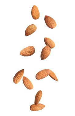 Beyaz arkaplana dökülen pek çok lezzetli badem