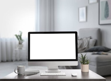 Modern bilgisayarlı iş yeri kapalı bir masa. Tasarım için model