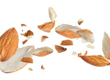 Lezzetli badem parçaları beyaz arkaplana düşüyor