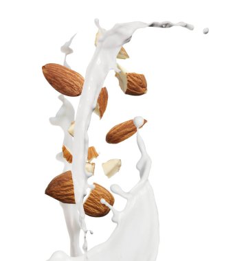 Lezzetli badem sütü ve beyaz arka planda fındık.