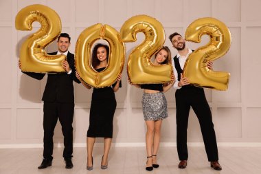 İçeride 2022 balonlu mutlu arkadaşlar. Yeni yıl kutlaması