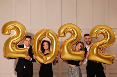 İçeride 2022 balonlu mutlu arkadaşlar. Yeni yıl kutlaması