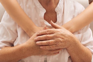 Genç ve yaşlı kadınlar sarılıyor, yakın çekim