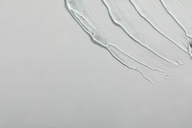 Beyaz arka planda kozmetik jel, üst manzara. Metin için boşluk