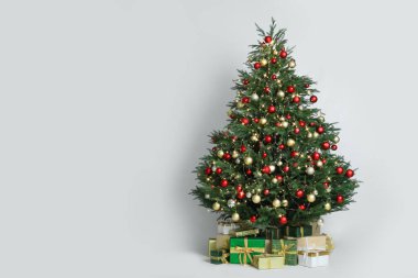 Beyaz arka planda hediye kutuları olan güzel Noel ağacı