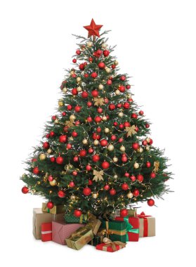 Beyaz arka planda güzel süslemeleri ve hediyeleri olan Noel ağacı.
