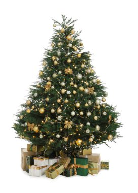 Beyaz arka planda güzel süslemeleri ve hediyeleri olan Noel ağacı.