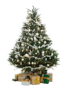 Beyaz arka planda güzel süslemeleri ve hediyeleri olan Noel ağacı.