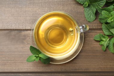 Tahta masada taze nane aromalı yeşil çay.