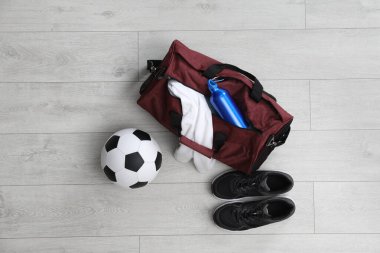 Spor çantası, spor malzemeleri ve ekipmanlar beyaz zeminde, düz yerde.