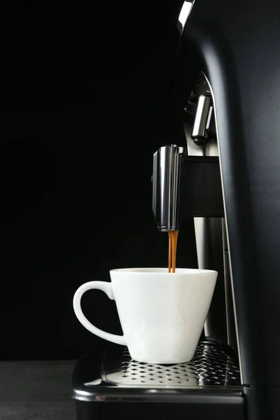 Moderna Máquina Café Espresso Verter Café Taza Sobre Mesa Gris — Foto de Stock